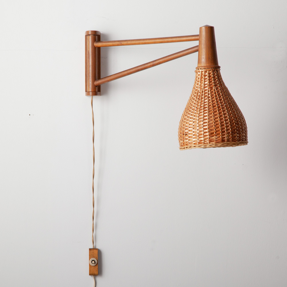 70s Swiveling Wall Light in Rattan and Wood #1