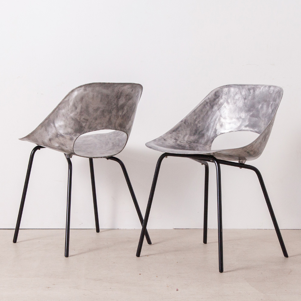 Tulope Chair in Aluminium and Steel by Pierre Guaariche
1954年、フランスのデザイナー、Pierre Guaariche（ピエール・ガーリッシュ）がデザインした Steiner社製の Tulip Chair（チューリップチェア）。
製造時の個体差や経年変化などの影響でそれぞれ表情の異なるアルミキャスト製の座面が特徴的です。
近年世界的な相場の上昇と媒体の露出などの影響で注目されている椅子の1つです。
本来のファブリックを剥ぐことにより座面のシャープな形状が強調され、スタイリッシュな印象を与えます。
