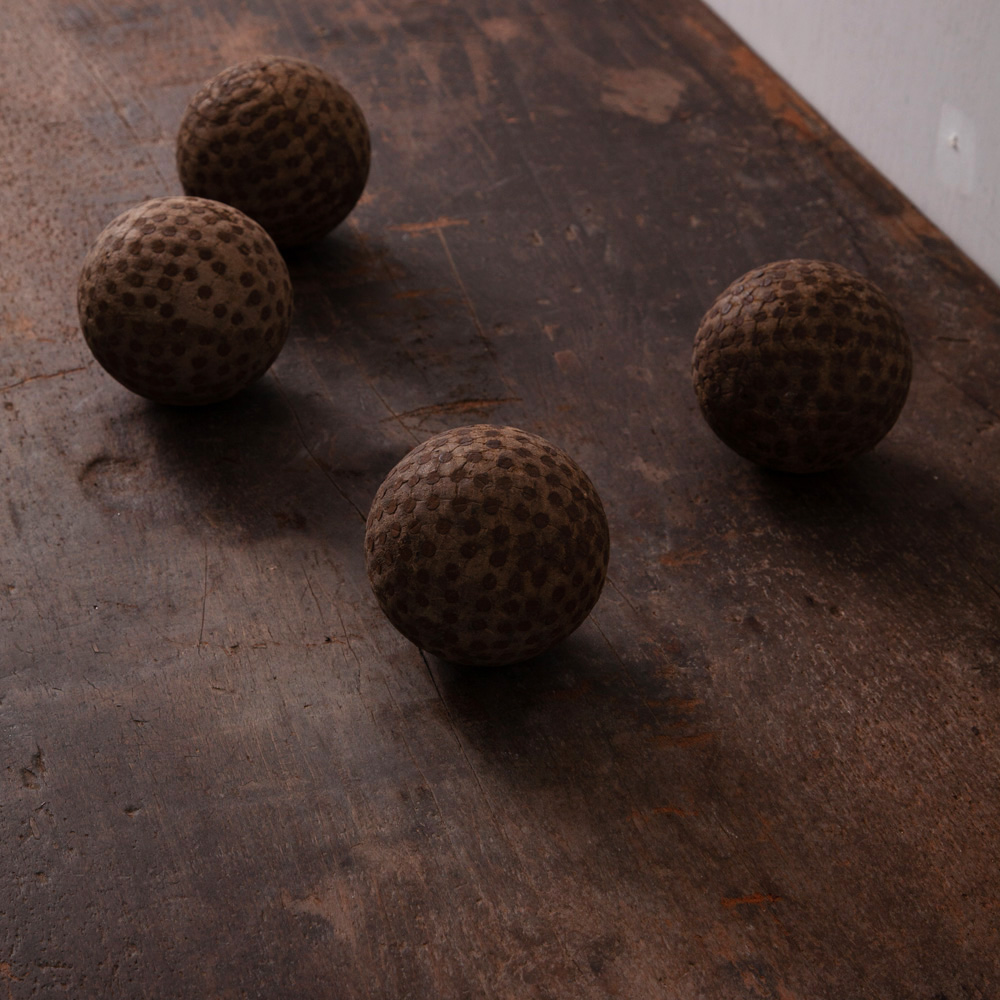 Antique Ball Object
Unkown , Unknown
全面に鉄釘が打たれた木製のボール。錆びた鉄釘が良い味となっています。
