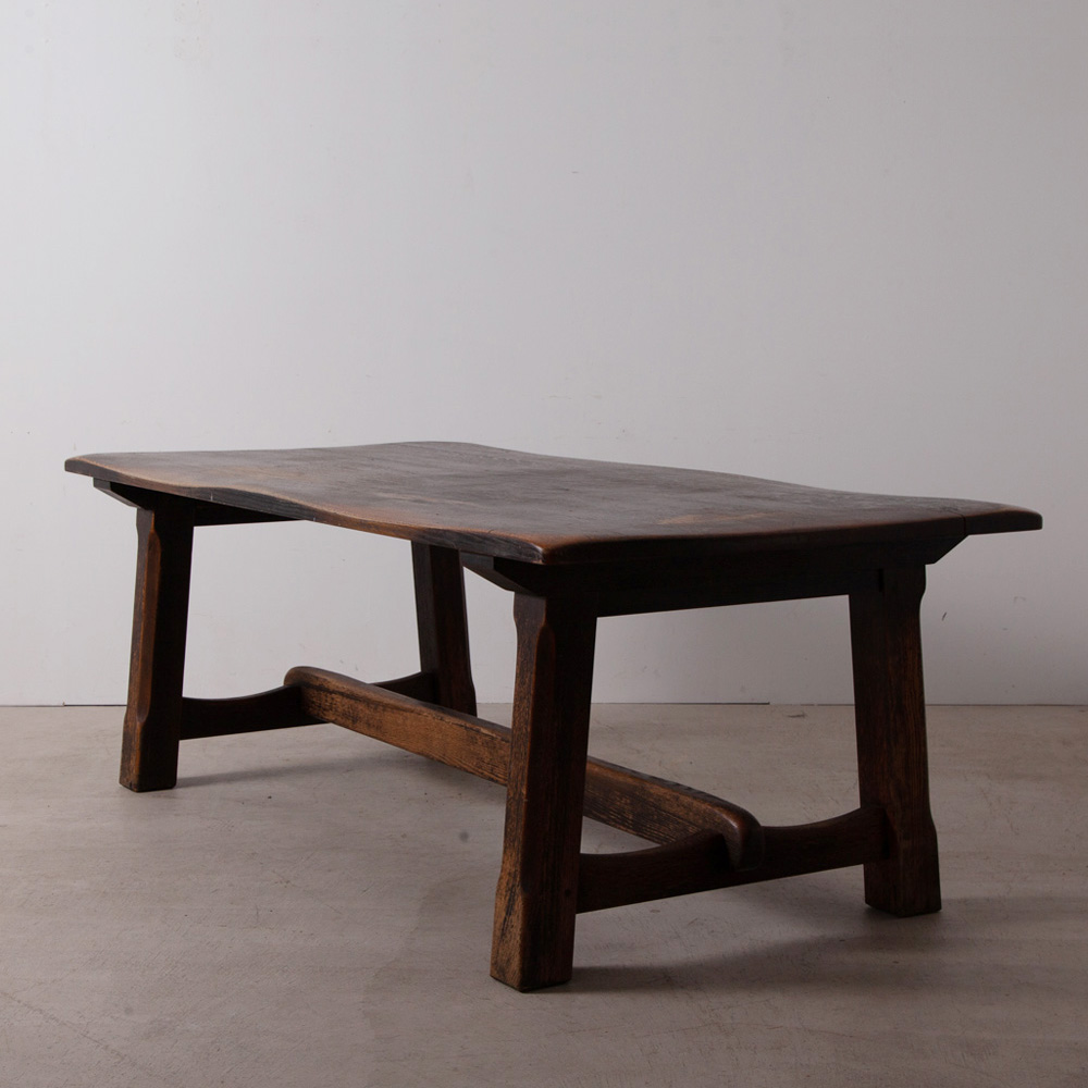Dinning Table
Unknown , Unknown
経年によって生まれた深みのあるブラックカラーとウネリのある天板によって唯一無二の存在感を纏う、アンティークの美しいダイニングテーブル。
