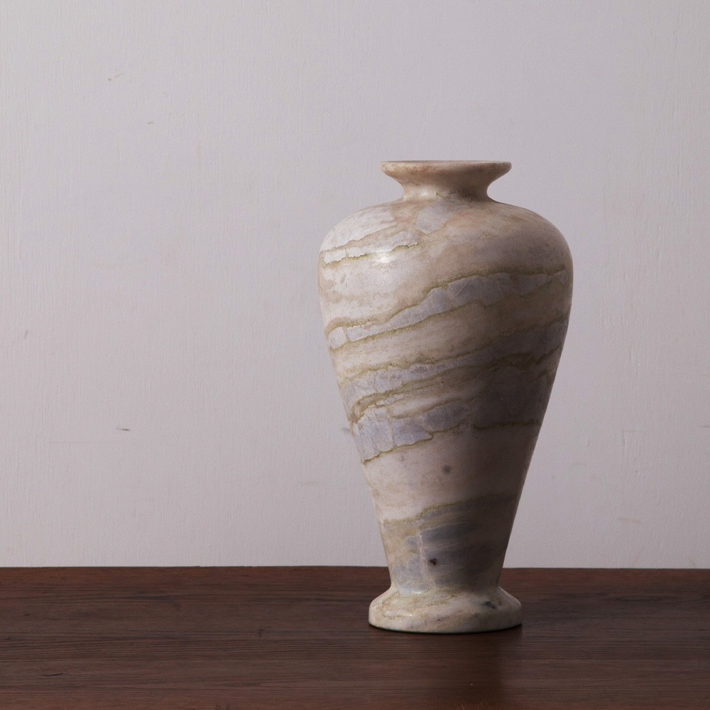 Flower Vase in Marble and White
Unknown , Unknown
大理石からできた美しい文様のアンティーク花瓶。
