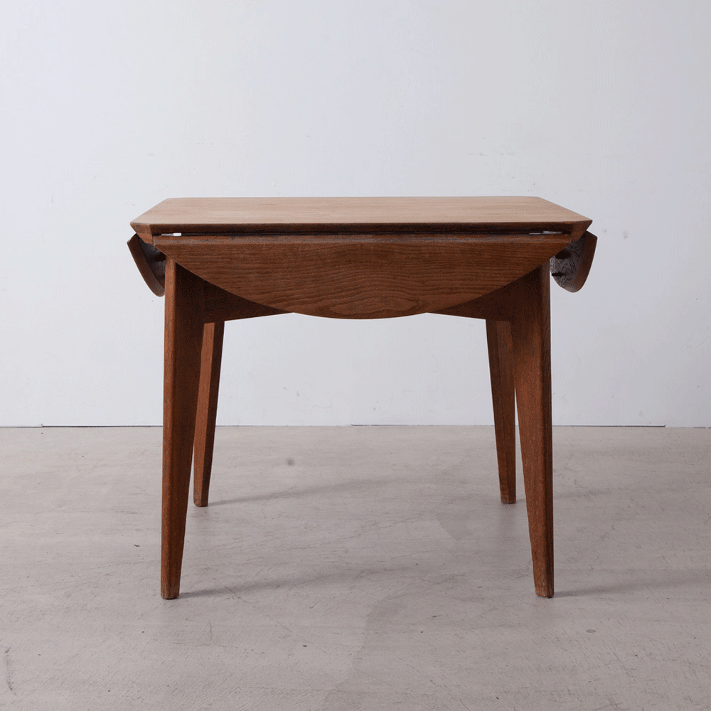 Marguerite Dining Table by Marcel Gascoin for Arhec
France , 1950s
フランス、ミッドセンチュリーのデザイナー、Marcel Gascoin（マルセル・ガスコアン1907 - 1986）によってデザインされたダイニングテーブル。
ラウンド・スクウェアどちらとしても使用できる Marguerite（マーガレット）と呼ばれるこのテーブルは、天板を回転させると花弁が開くように四角形から円形へと変形し、設置するスペースや使用する人数によって形を選べる自由度の高いテーブルです。
シンプルな構造ながら美しい一台です。
無塗装の状態となっており、オイル塗装・ウレタン塗装などお好みの仕上げを行なってからのお渡しております。
