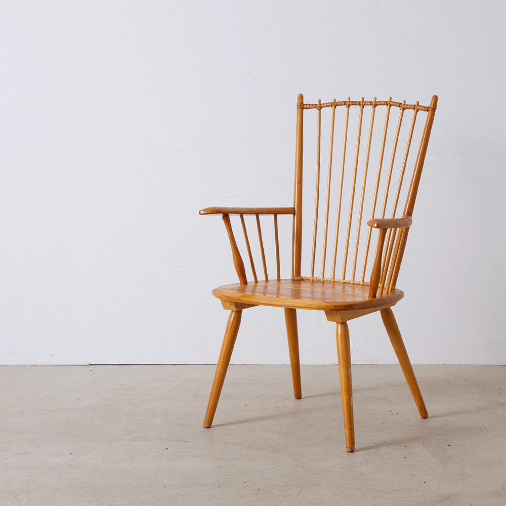 Arm Chair by Albert Haberer for Hermann Fleiner
Germany , 1950s
ドイツ人アーティスト Albert Haberer によってデザインされたアームチェア。
背もたれを結ぶレザーが特徴的な一脚です。
