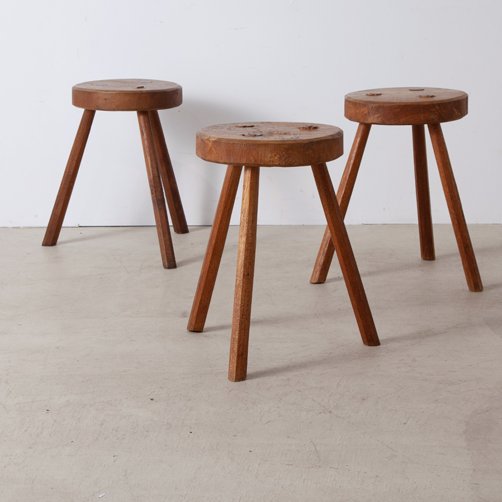 Brutalist Torpid Stool in Wood
France , 1960s
三つ足のヴィンテージスツール。
同デザイン3脚入荷しています。
