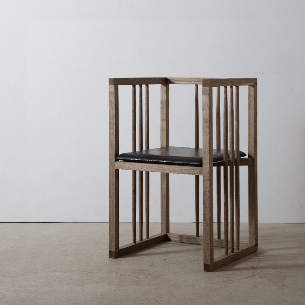 Arm Chair by Osamu Miura for inherit
Japan , Contemporary
Osamu Miura による、栗材を使用し製作されたアームチェア
黒の座面と幾何学的なフレームとのバランスが美しい一脚です。
受注生産にて数量のオーダーも可能です。
