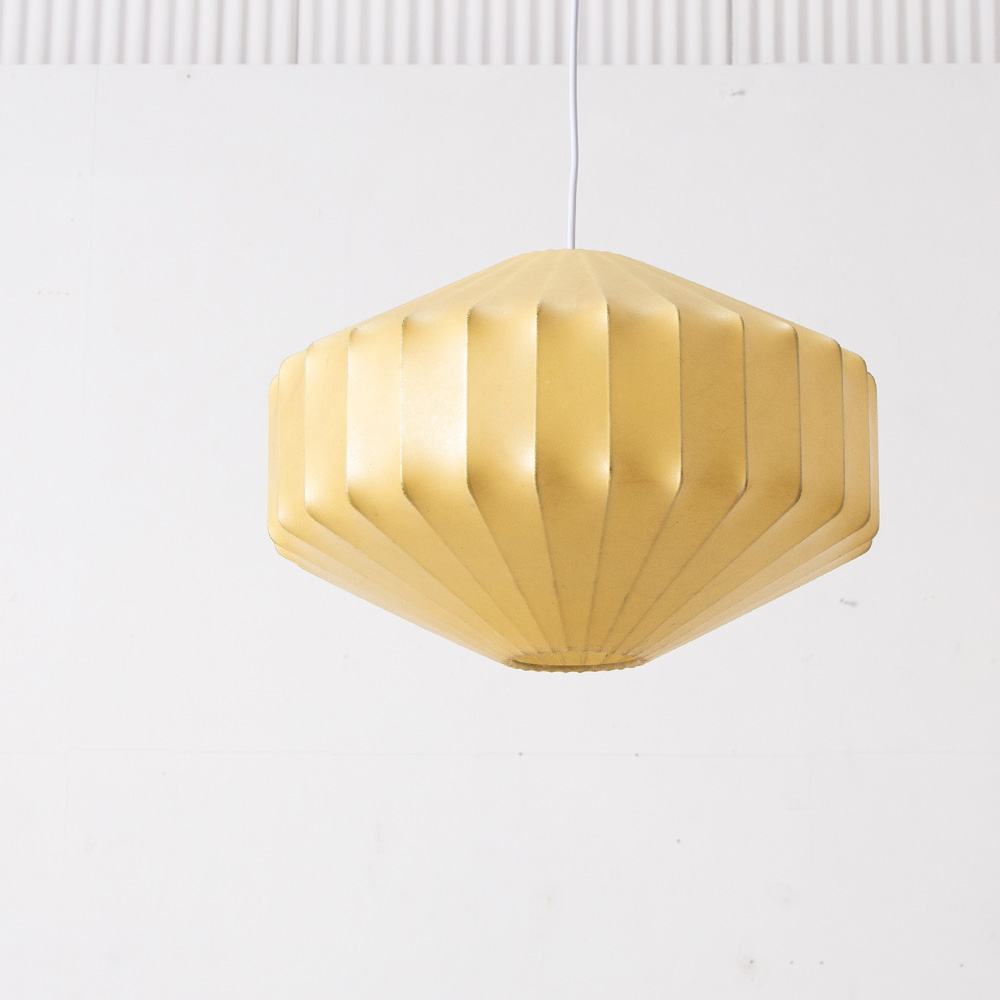 Flower Shape Cocoon Pendant Lamp by Friedel Wauer for Goldkant Leuchten in Resin
Germany , 1970s
ドイツより、美しい大型のヴィンテージのコクーンランプ。
ワイヤーフレームに「スプレー式プラスチックコーティング」を施したこの照明は、和紙のような柔らかい光を周囲に演出してくれます。 やぶれなどもなくコンディションも良好です。
