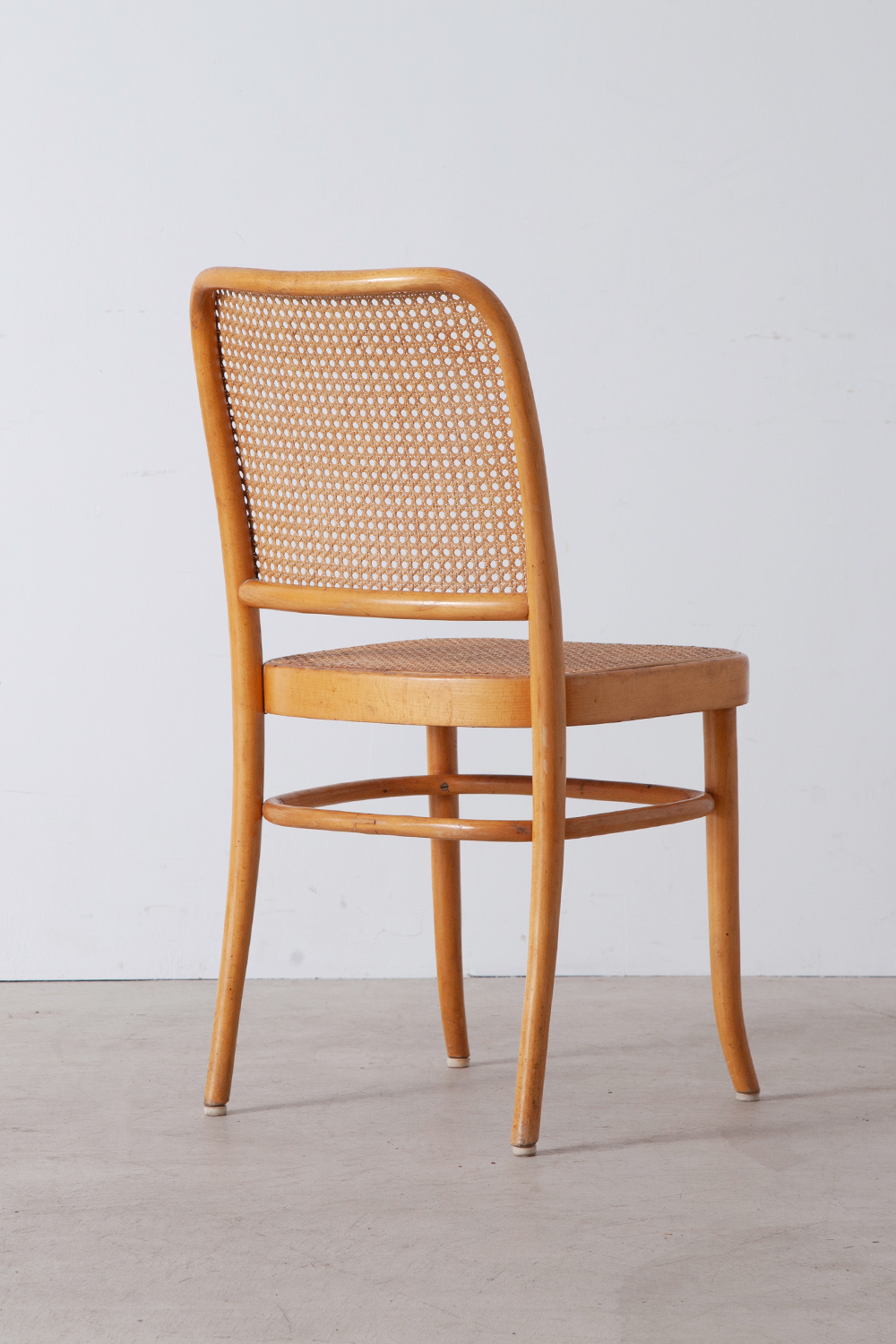 stoop | Bent Wood Chair No.811 “Prague” by Josef Hoffmann for THONET
