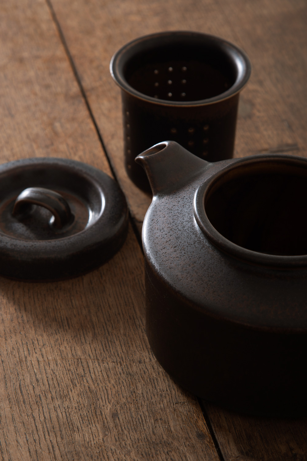 stoop | Tea Pot “Ruska” for ARABIA by Ulla Procope