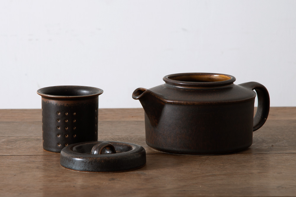 stoop | Tea Pot “Ruska” for ARABIA by Ulla Procope