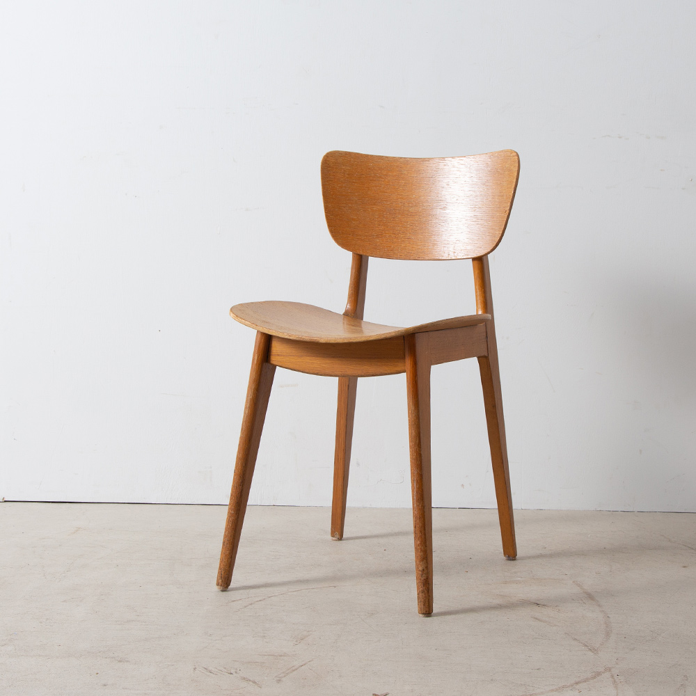 6517 Chair for Boutier by Roger Landault in Wood
France , 1950s
フランス人デザイナー Roger Landault（ロジェ・ランドー）がデザインを手掛け、1954年にBoutier社から発表された6517Chair。
フレンチミッドセンチュリーらしく、前後左右どこから見ても美しいデザインが魅力的です。
座面に若干のダメージがあります。

