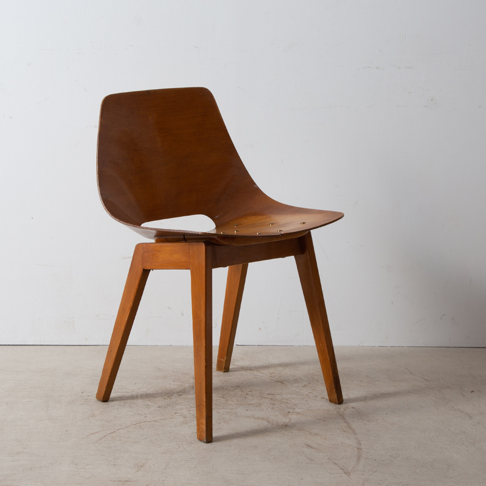 Tonneau Chair for Steiner by Pierre Guaariche
France , 1950s
1954年、フランス人デザイナー、Pierre Guariche（ピエール・ガーリッシュ）によってデザインされたトノーチェアの中でも、貴重なウッドレッグのモデル。
フランスで初めて成型合板を用いて製品化された椅子としても知られています。
ガーリッシュは1954年、Joseph Andre Motte（ジョセフ・アンドレ・モットゥ）、Michelle Morgan（ミッシェル・モルティエ）と共に、デザインユニット A.R.P（Atelier de Recherches Plastiques）を結成。同年 A.R.P 名義で Tonneau チェアの脚部をスチールパイプからウッドレッグに変更しインテリアサロンで発表しました。
