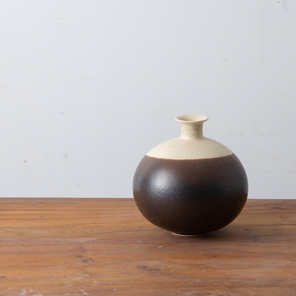 Round Flower Vase in White and Brown