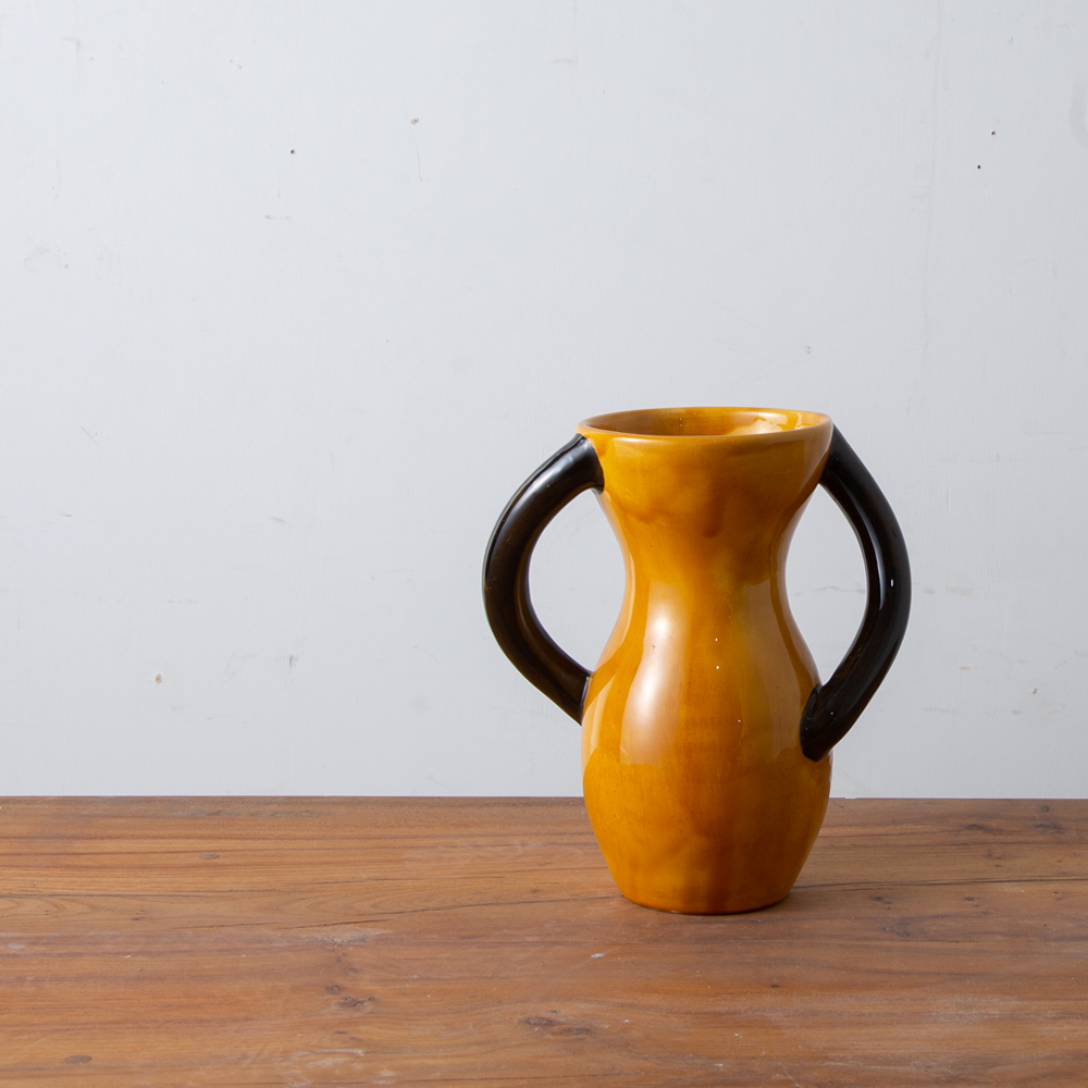 Occasional Flower Vase for VALLAURIS in Orange and Black
France , 1960s
古くからの陶器の産地として知られる、南仏　コート・ダジュール近くの村　VALLAURIS（ヴァロリス）製のフラワーベース。
ピカソが晩年に作陶の日々を送った地として知られています。
