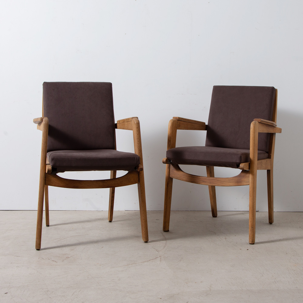 Arm Chair by Pierre Guaariche in Oak and Suede
France , 1950s - 60s
フランスのデザイナー、Pierre Guaariche（ピエール・ガーリッシュ）によってデザインされたオーク材のアームチェア。
スウェードの座面と背もたれを新調しています。
