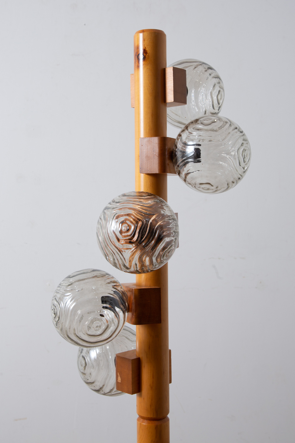 5 Ball Stand Lamp in Glass and Pine