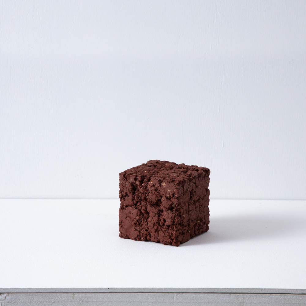 Cube 100 by Tetsuya Hioki in Red and Ceramic – No.27
Japan , Contemporary
原土を焼成した立方体。
