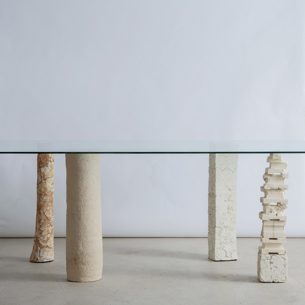 Table for stoop by Tetsuya Hioki in Ceramic and Glass – No.12
Japan , Contemporary
4つの異なる陶支柱からなるテーブル。
