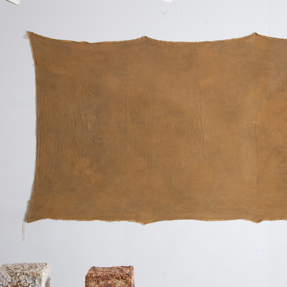 Mud dyed Cloth by Tetsuya Hioki in Linen and Cotton – No.20
Japan , Contemporary
タンニンや鉄分含有量が多い赤土等を用い、2ヶ月間染色したファブリック。
