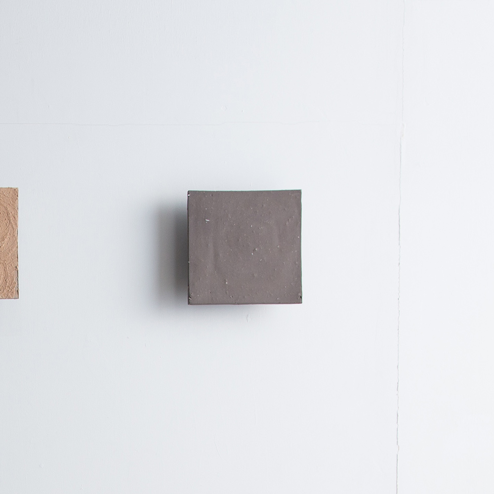 Wall Lamp for stoop by Tetsuya Hioki in Black and Ceramic
Japan , Contemporary
Tetsuya Hioki Exhibition “ Continue ” より、日置哲也とstoopとのコラボレーションで製作した陶板の表情を楽しめるウォールライト。
白、ベージュ、ブラックの3色展開からお選びいただける他、同サイズ陶板のウォールピースを照明としてオーダーにて製作・納品も可能となっております。
