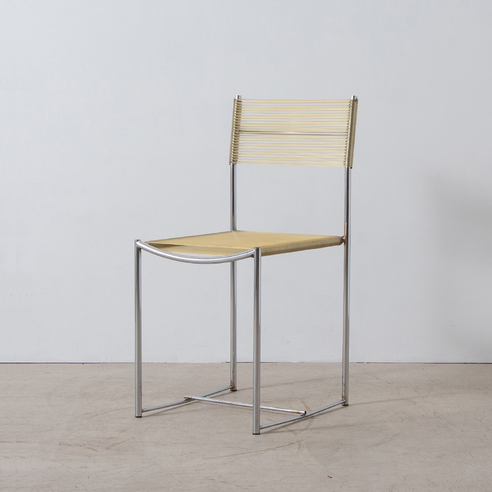 Spaghetti Chair for ALIAS by Giandomenico Belotti
Italy , Unknown
イタリアCassinaIXC（カッシーナ）傘下のブランドALIAS（エイリアス）より、Giandomenico Belotti（ジャンドメニコ・ベロッティ）のデザインしたブランドの代表作である Spaghetti chair（スパゲッティチェア）
カルロ・フォルコリーニが1979年にイタリアで立ち上げたこのインテリアブランドの初期にデザインされ、PVCコードとスチールの調和が美しいこのチェアは、スチールに巻き付けられたPVCコードがスパゲティのように見えることから、スパゲティチェアの愛称で親しまれています。
華奢なスチールフレームと繊細なコード張りという斬新なアイディアが世界的に高く評価され、MoMA（ニューヨーク近代美術館）の永久コレクションにも選定されています。

