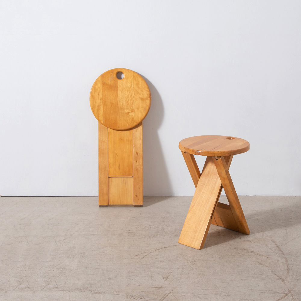 Folding Stool by Roger Tallon in Pine
France , 1970s
フランスのデザイナー、Roger Tallon（ロジェ・タロン）による、折りたたみ式のスツール。
