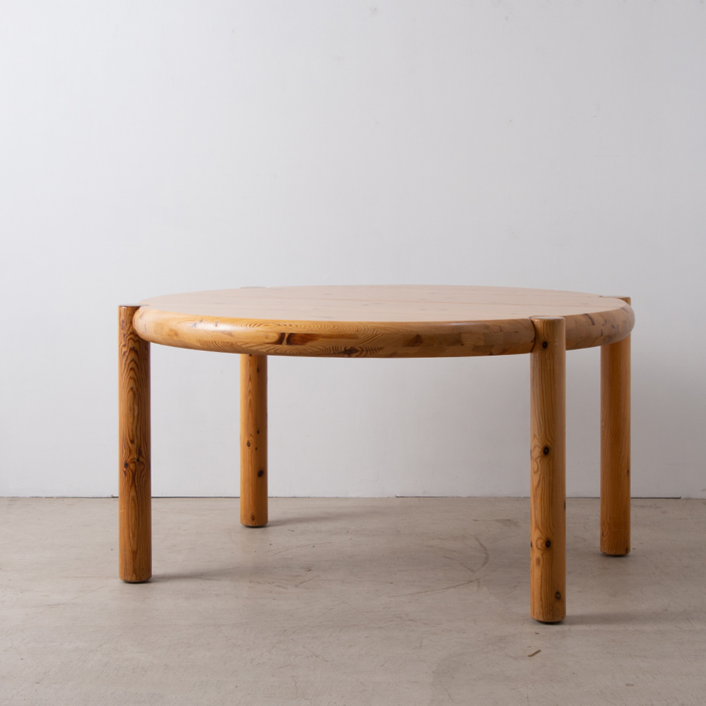 Round Dining Table by Rainer Daumiller for in Pine
Denmark , 1970s
デンマーク出身のデザイナー、Rainer Daumiller（ライナー・ドーミラー）によるHirtshals Savvaerk社製のダイニングテーブル。
パイン材による素材と、丸みを帯びたシルエットが温かみを感じさせるテーブルです。
