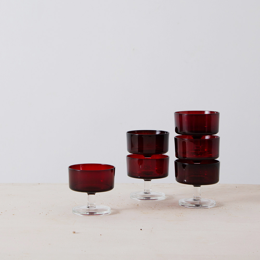 Ice Cream Glass in Red
France , Unknown
赤いカラーガラスが印象的なアイスクリームグラス。
スタッキングが可能です。
