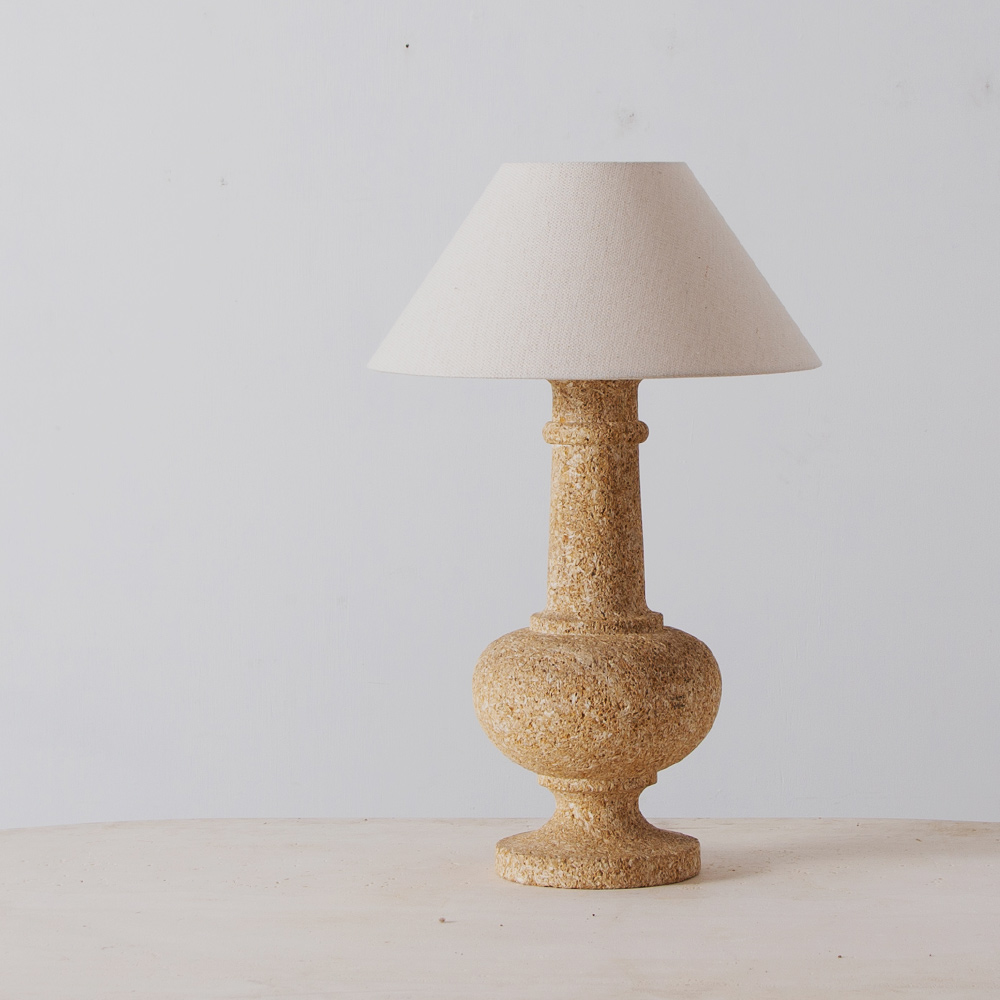 Vintage Desk Lamp in Stone
France , 1960s
フランスより、石を形成して製作された装飾の美しいテーブルランプ。
