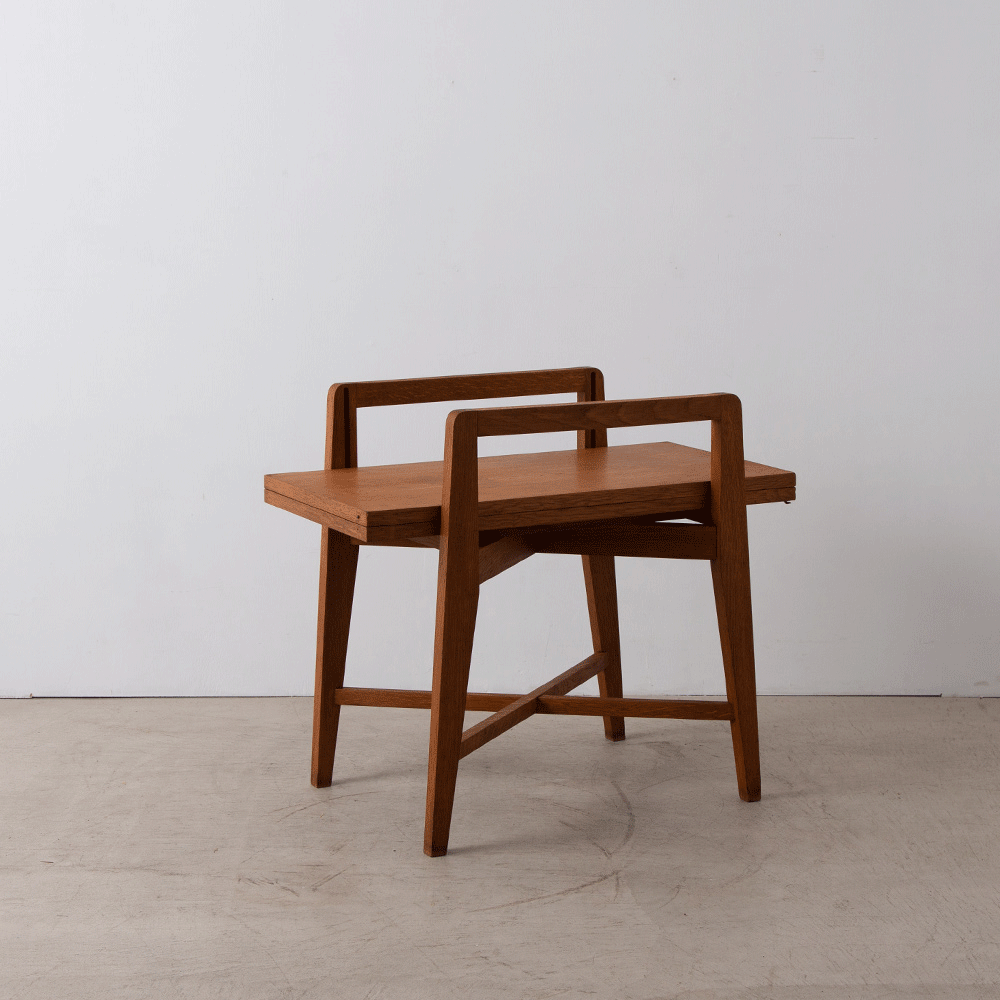 Table by Rene-Jean Caillette in Oak
France , 1951
フランス人デザイナー、Rene-Jean Caillette（ルネ・ジャン・カイエット）によってデザインされた変形式のヴィンテージテーブル。
1951年末に発表されたこの小さなテーブルは、天板を持ち上げてに展開することで、コーヒーテーブル、サイドテーブル、ダイニングテーブルなど、適した高さへ変形可能です。
天板が溝に沿って上昇し、回転して側面の支柱の上に乗るという、巧妙かつ非常にエレガントな構造の一台です。
