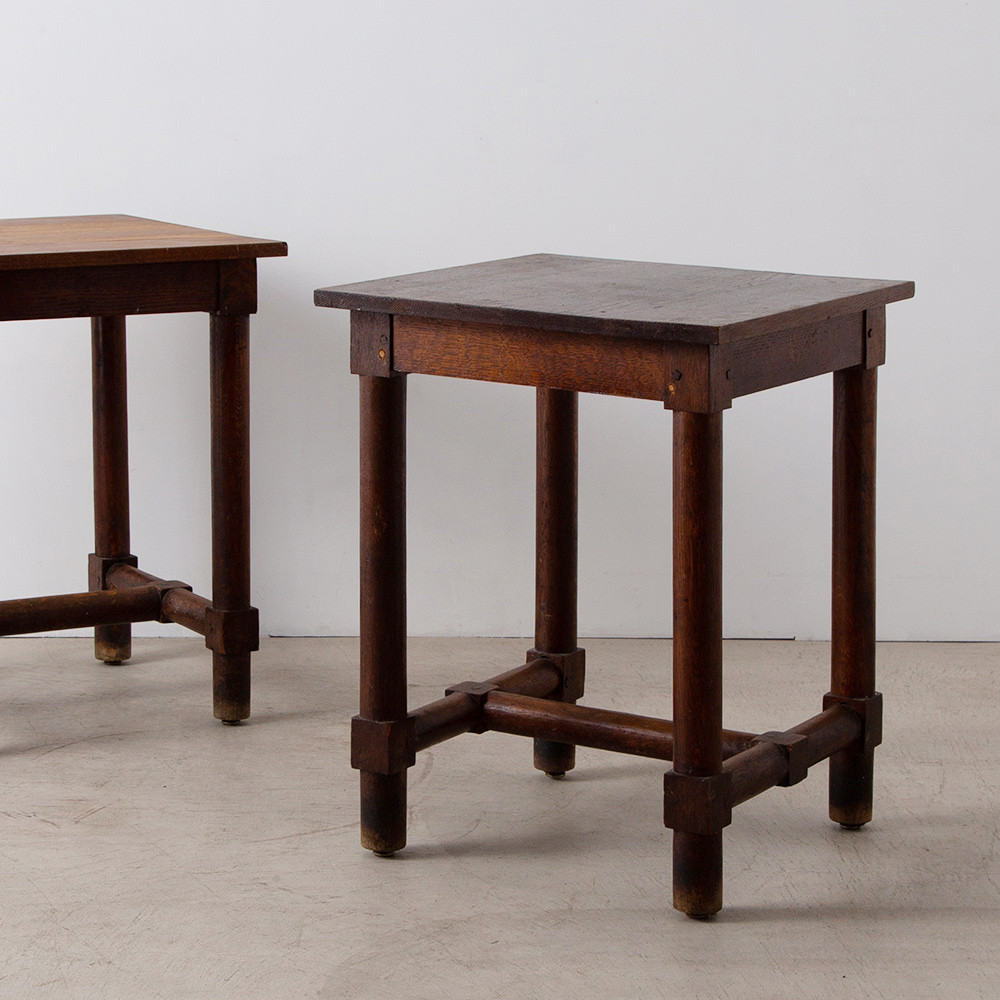 Antique Square Table in Wood
France , 1920s
フランスよりアンティークテーブル。
同デザインが2点入荷しています。
