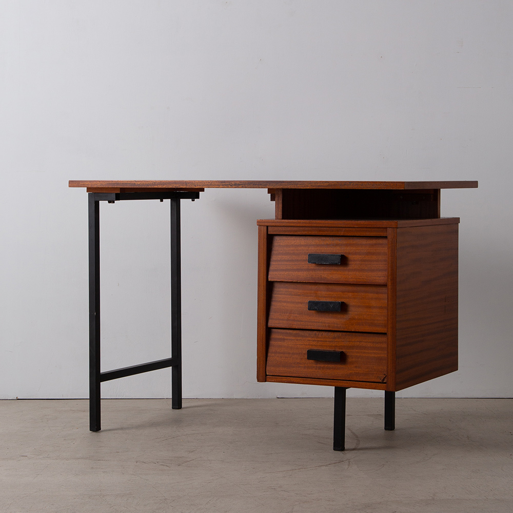 “Série CM 172” Desk by Pierre Paulin for THONET in Mahogany and Metal
France , 1950s
Pierre Paulin（ピエール・ポラン）によってデザインされ、THONET（トーネット）社より販売されていたマホガニー製のヴィンテージデスク。
