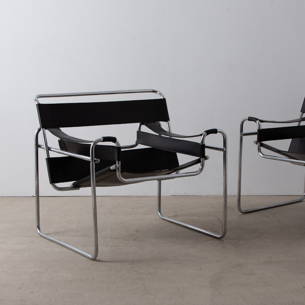 Wassily Lounge Chair by Marcel Breuer in Black
Italy , 1970s
Bauhaus（バウハウス）出身のデザイナー、Marcel Breuer（マルセル・ブロイヤー）によってデザインされたWassily Lounge Chair（ワシリーチェア）
1970年代の、イタリア製のリプロダクト品となります。
