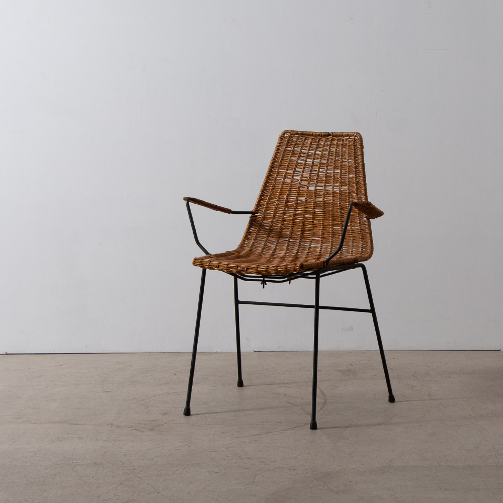 Arm Chair by Gian Franco Legler in Rattan and Black
Switzerland , 1970s
スイス人デザイナー、Gian Franco Legler （ジャン・フランコ・レグラー）によってデザインされた、ラタンとスチール パイプのバランスの美しいバスケットアームチェア。
1951年にイタリアのバスケットレストランのためにデザインされたこの椅子は、1953年ニューヨーク近代美術館のデザイン賞を受賞しています。
レストラン向けに開発されたため室内だけでなく野外でも使用でき、その美しさとシンプルさから、世界中で定番となっています。

