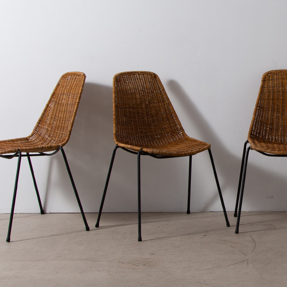 Dining Chair by Gian Franco Legler in Rattan and Black
Switzerland , 1970s
スイス人デザイナー、Gian Franco Legler （ジャン・フランコ・レグラー）によってデザインされた、ラタンとスチール パイプのバランスの美しいバスケットチェア。
1951年にイタリアのバスケットレストランのためにデザインされたこの椅子は、1953年ニューヨーク近代美術館のデザイン賞を受賞しています。
レストラン向けに開発されたため室内だけでなく野外でも使用でき、その美しさとシンプルさから、世界中で定番となっています。
同デザイン4脚入荷しており、スタッキングも可能です。
