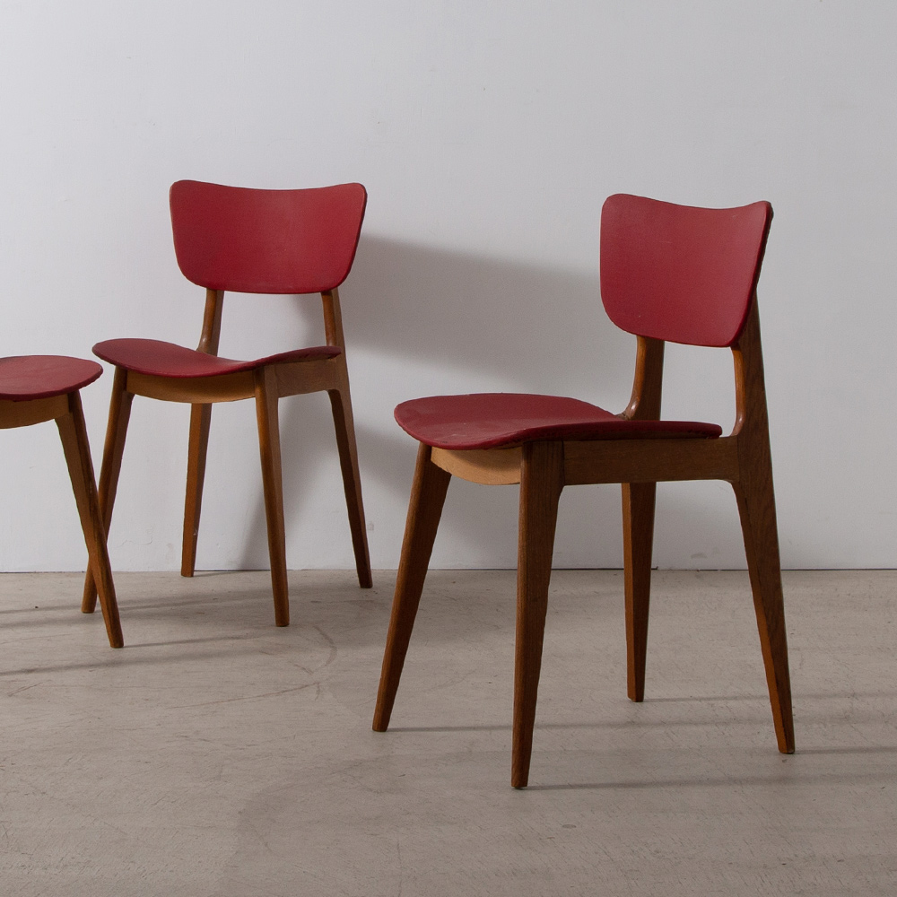 6517 Chair for Boutier by Roger Landault in Wood and Red
France , 1950s
1954年にBoutier社から発表された、フランス人デザイナー Roger Landault（ロジェ・ランドー）がデザインを手掛けた 6517 Chair。
フレンチミッドセンチュリーらしく、前後左右どこから見ても美しいデザインが魅力的です。
同デザイン3脚入荷しています。
