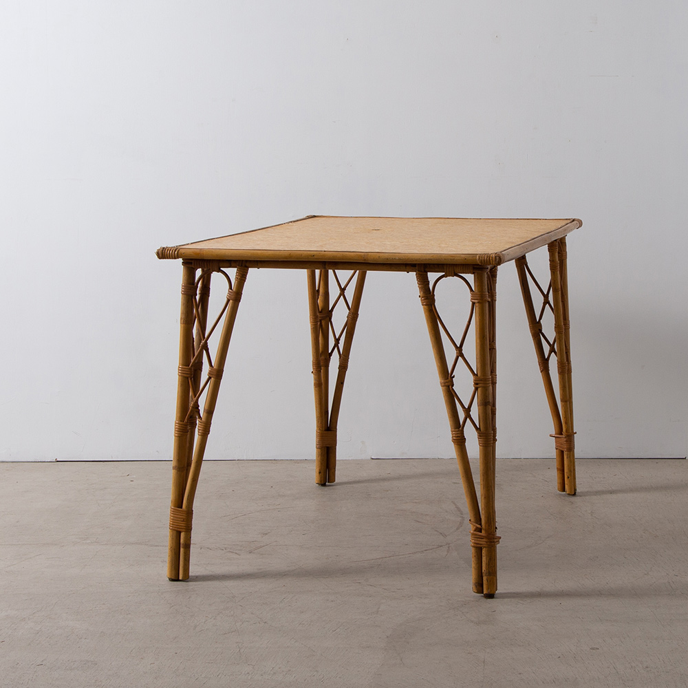 Vintage Table in Rattan and Cork
France , 1970s
フランスより、ヴィンテージのラタンテーブル。
※ガラスの天板の製作も可能です。
