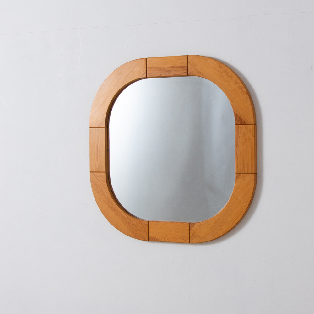 Swedish Rounded Rectangle Wall Mirror for GLAS MASTER in Pine
Sweden , 1950s
スウェーデン GLAS MASTER 社製のヴィンテージのウォールミラー。
