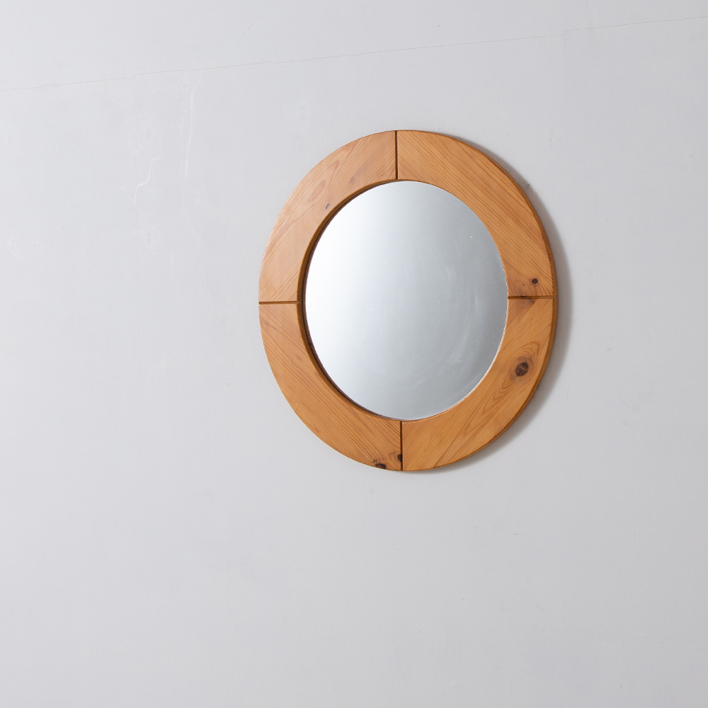 Swedish Round Wall Mirror for GLAS MASTER in Pine
Sweden , 1950s
スウェーデン GLAS MASTER 社製のヴィンテージのウォールミラー。
