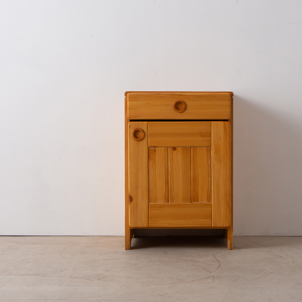 Bed Side Cabinet with Drawer by Charlotte Perriand for Les Arcs in Pine
France , 1970s
Charlotte Perriand（シャルロット・ペリアン）が携わったフランスの 