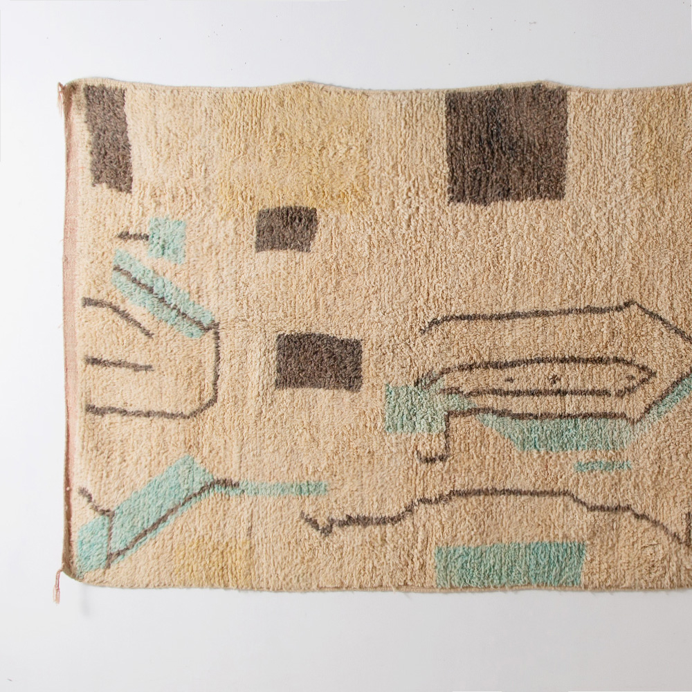 Vintage Art Rug from Aziral #010 in Wool
Morocco , 1980s-90s
 大判のアジラル。
アイボリーベースのウール地に、水色やブラックで描かれる抽象的なデザインが特徴的です。
片側だけにフリンジがつく「モノフリンジ」は暖色になっており、あたたかみがある一枚です。
