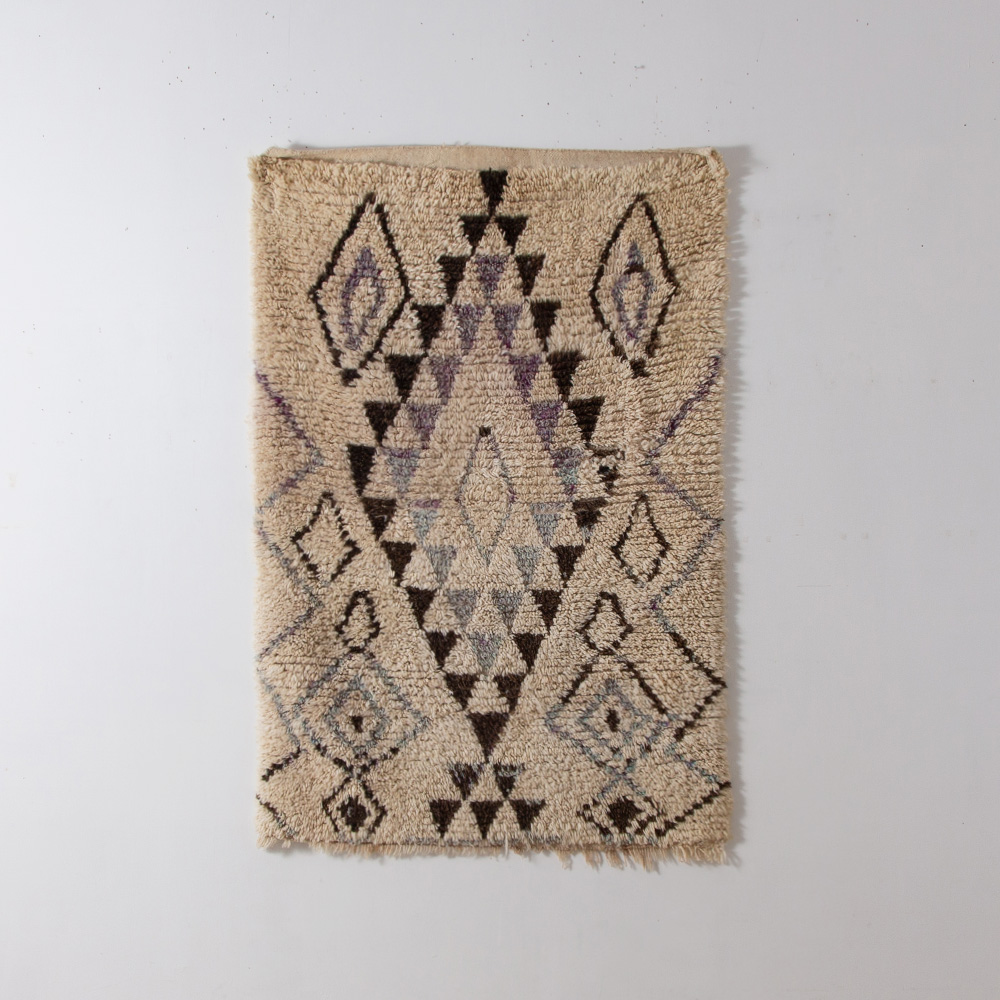 Vintage Rug from Aziral #061 in Wool
Morocco , 1980s-90s
逆三角形や菱形で構成されるシンメトリーなデザインに、黒と寒色の色彩が美しいアジラル。

