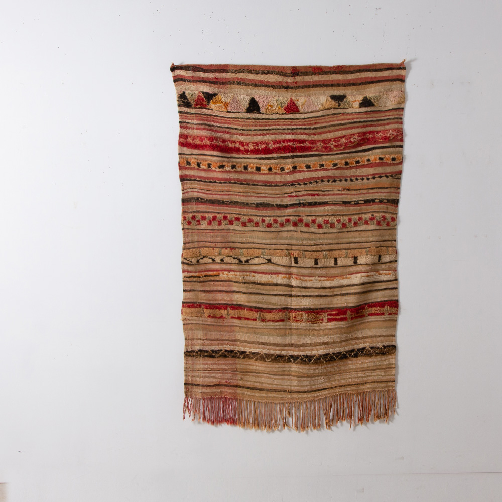 Vintage Rug from Boujad #069 in Wool
Morocco , 1960-70s
様々な文化が交わるモロッコの多様性が感じられるブジャド。

