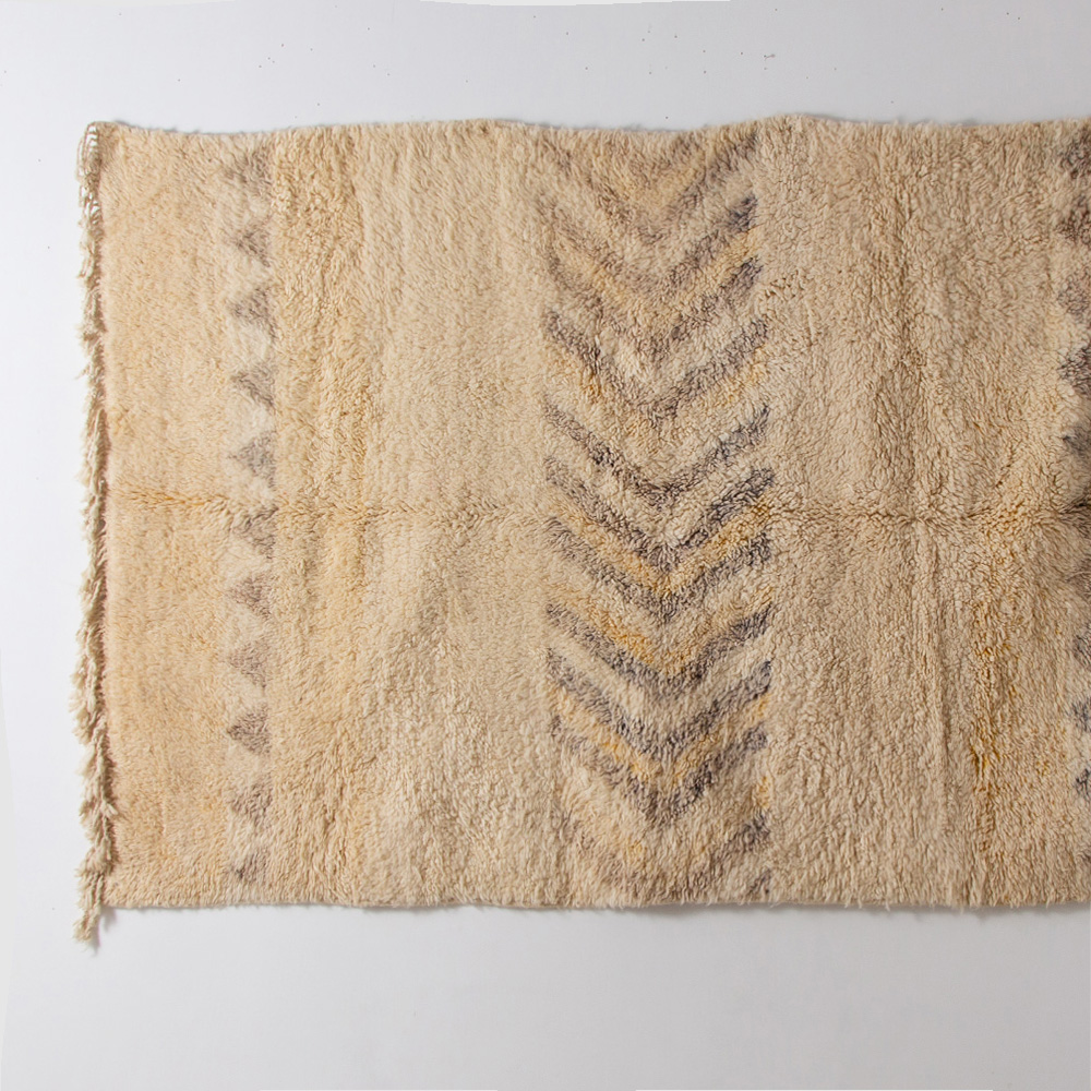 Vintage Art Rug from Aziral #017 in Wool
Morocco , 1980s-90s
真ん中に配置されたアイコニックなデザインに目を惹かれる大判のアジラル。
