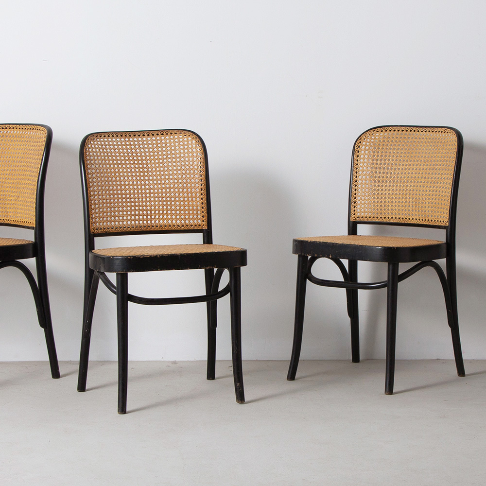 Bent Wood Chair No.811 “Prague” by Josef Hoffmann for THONET in Brack
Poland , 1960s
オーストリアを代表する20世紀初頭の建築家、デザイナー Josef Hoffmann（ヨーゼフ・ホフマン）によるベントウッドチェア No.811 。
1920年代後半にデザインされ、THONET（トーネット）社より発表されたこのモデルは、通称 Prague（プラハチェア）とも呼ばれています。
湾曲する優雅なフレームのライン、1本の曲木からなる脚を繋ぐ貫、手作業で丁寧に編み込まれたラタンの背もたれと座面など、流れるような曲線が印象的な一脚です。
こちらは、60年代、ポーランドのFMGで製造されたもの。
同デザインが8脚入荷しています。
