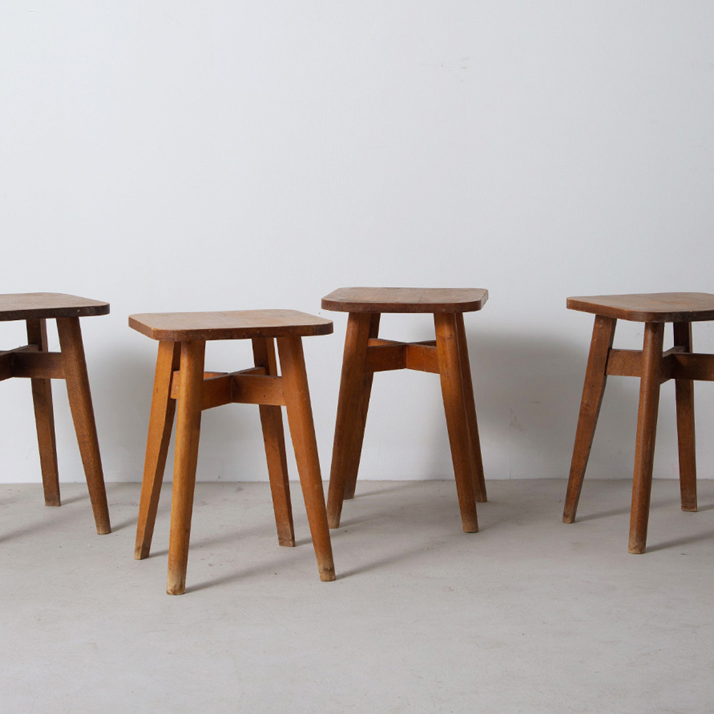 French Vintage Stool in Wood
France , 1960s
フランスよりヴィンテージスツール 。
同デザイン8脚入荷しています。
