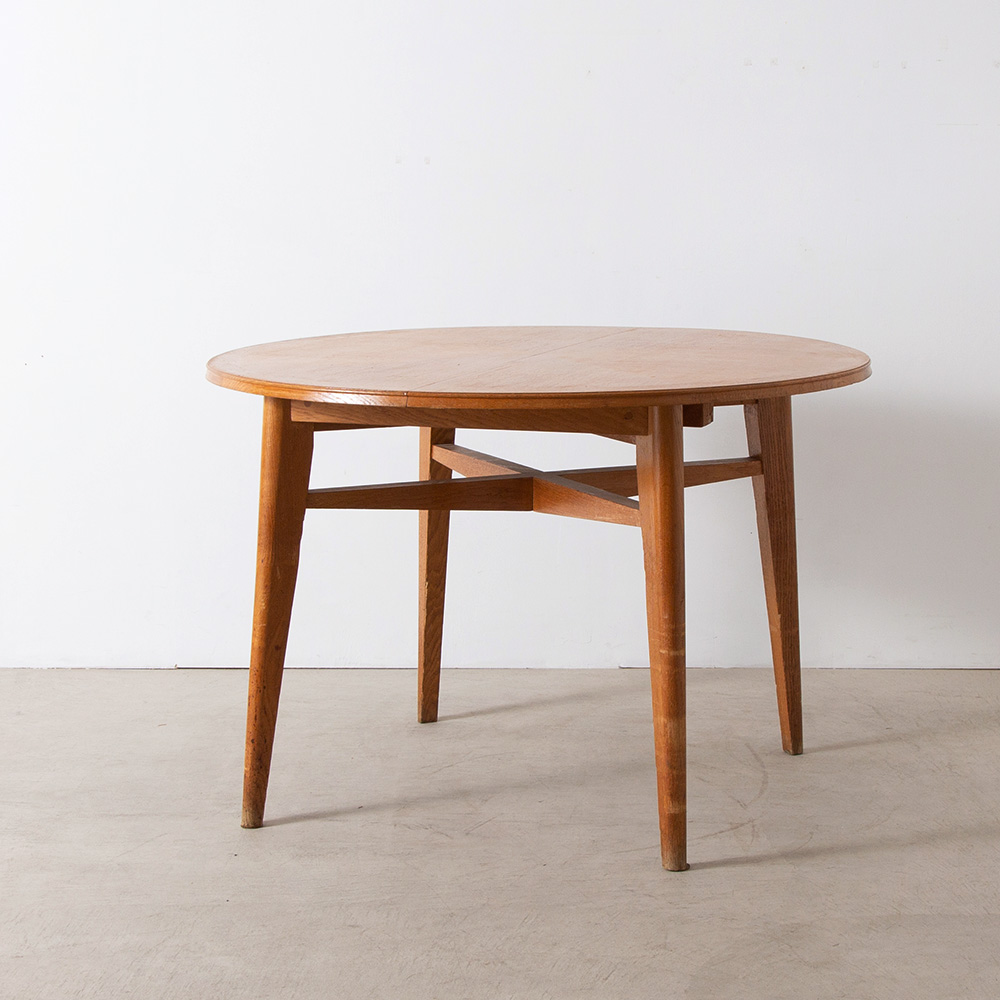 Round Extension Table in Wood
France , 1960s
両翼を左右に移動し、二枚の拡張板を挟み込むことで、ダイニングテーブルとしても使用が可能です。
