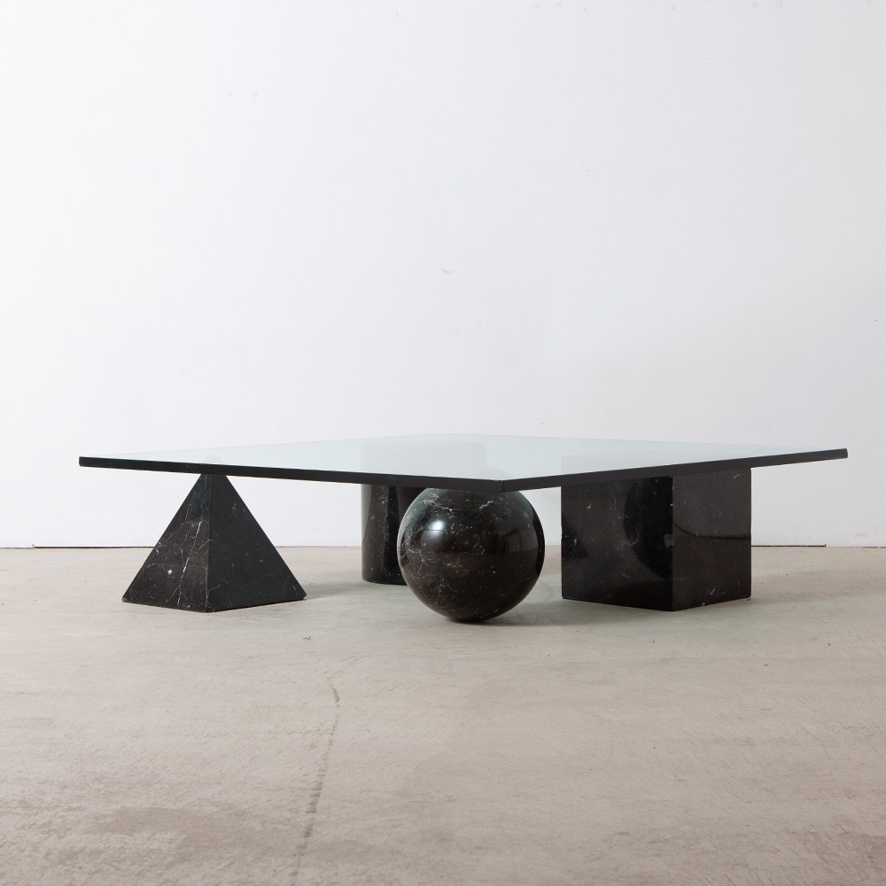 ‘Metafora’ Coffee Table by Massimo and Lella Vignelli for Casigliani in Black Marble
Italy , 1979s
イタリア人デザイナー Massimo and Lella Vignelli（マッシモ & レッラ・ヴィネッリ）によって1979年にデザインされたコーヒーテーブル。
Casigliani 社製。
