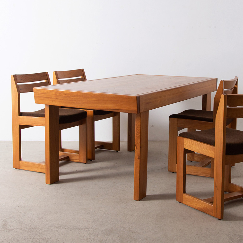 Dining Table and 4 Chairs Set for Maison Regain in Elm
France , 1960s
ピエール・シャポなどがデザイナーを務めた、フランスの Maison Regain（メゾン・リーガン）社製のダイニングテーブルとチェア4脚のセット。
セットでの販売となります。
