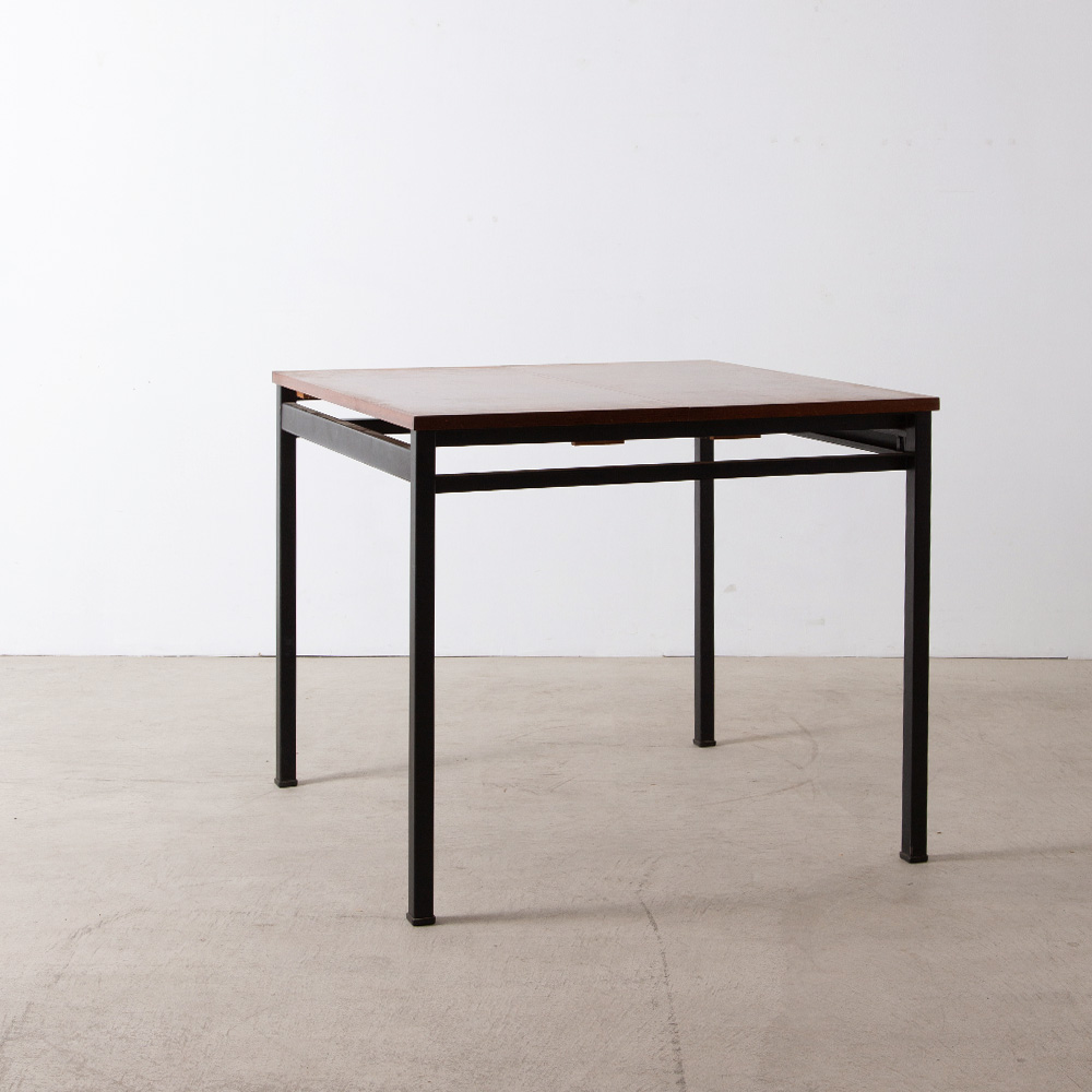 Extension Table by Marcel Gascoin Edition for Alvéole in Teak and Iron
France , 1950s
フランス、ミッドセンチュリーのデザイナー、Marcel Gascoin（マルセル・ガスコアン1907 - 1986）によってデザインされたテーブル。
Alvéole 社製。
拡張版を挟み込むことで、天板の幅の変更が可能です。
