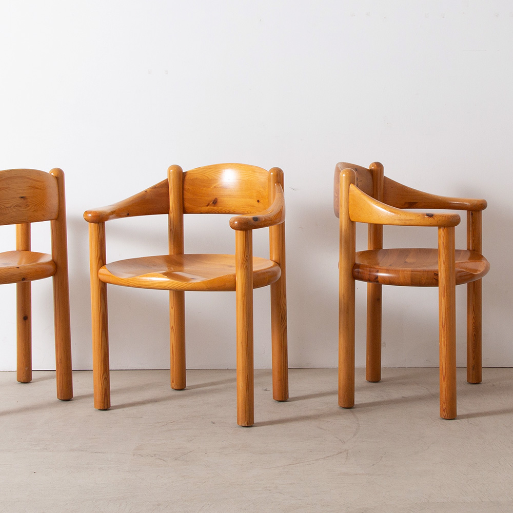 Dining Chair by Rainer Daumiller for Hirtshals Savvaerk in Pine
Denmark , 1970s
デンマーク出身のデザイナー、Rainer Daumiller（ライナー・ドーミラー）によるHirtshals Savvaerk社製のダイニングアームチェア。
パイン材による素材と、丸みを帯びたシルエットが温かみを感じさせるチェアです。
